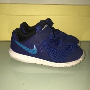 NIKE toddler sz 8 sneakers